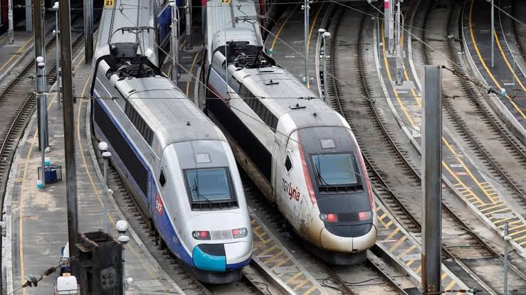 Storm hits France: power outages and disruption to train services