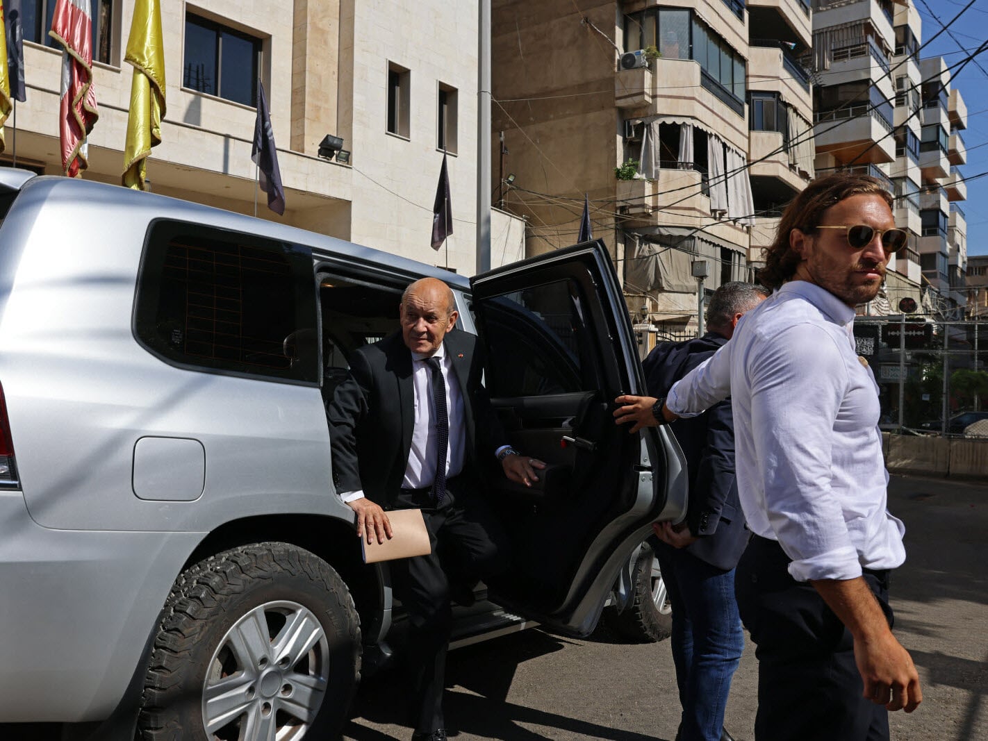 "لا تتدخّل".. رسالة فرنسية لـ "حزب الله"!