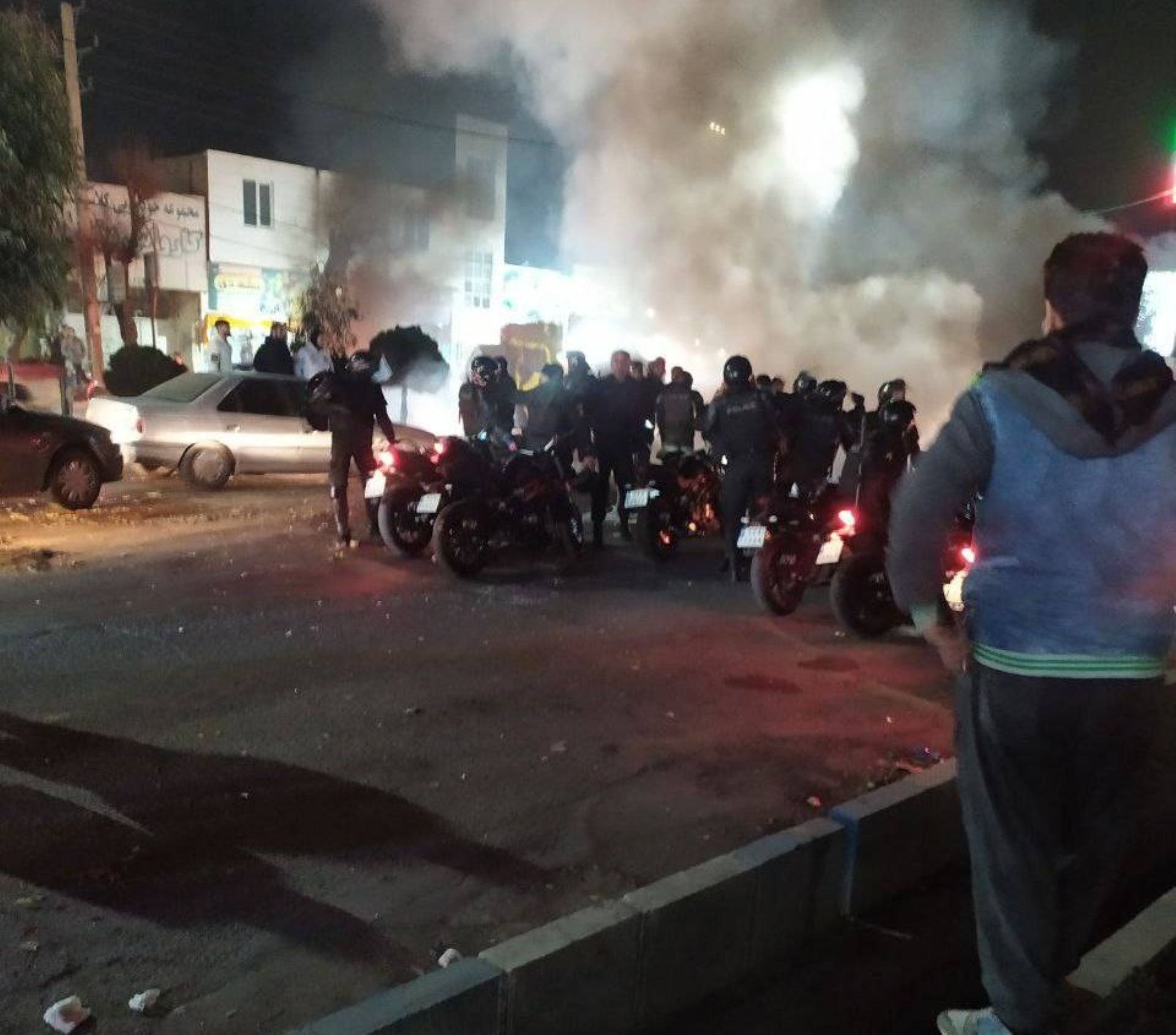 إضراب تجار طهران اتسع... توجيهات رئاسية لاحتواء الحراك... وتصعيد قضائي ضد الشارع