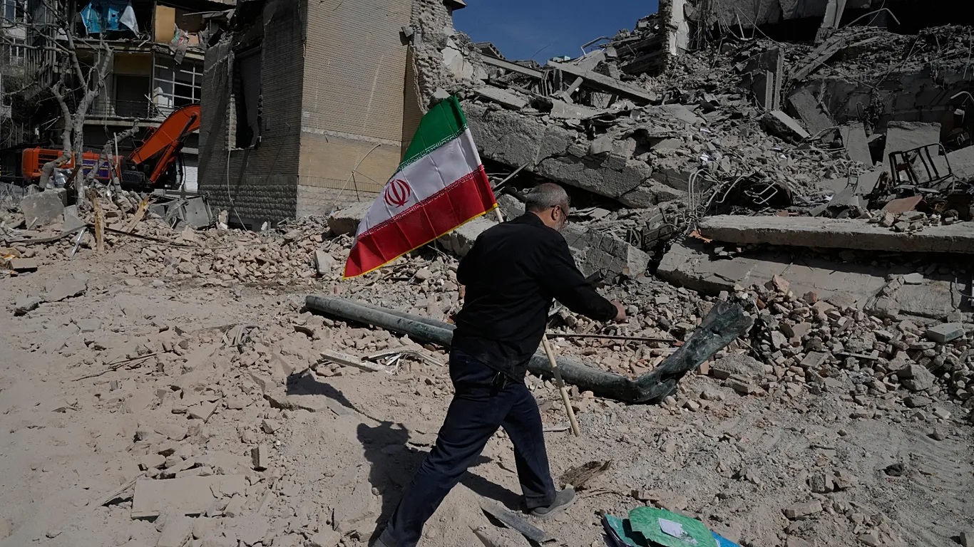 إيران تصعّد سقف استباحاتها وتتحدّى الدولة..."شهر قتالي آخر" واغتيالات في الضاحية