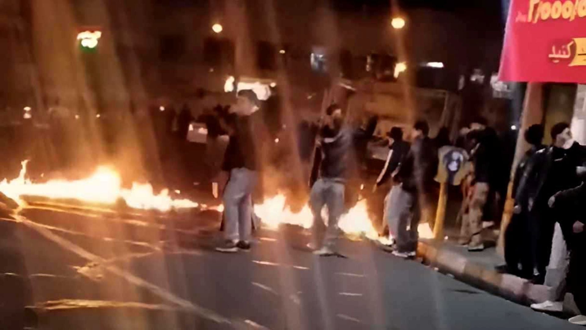 بالفيديو- تزايد القتل والاعتقالات يفجر الغضب ويؤجج الاحتجاجات في إيران