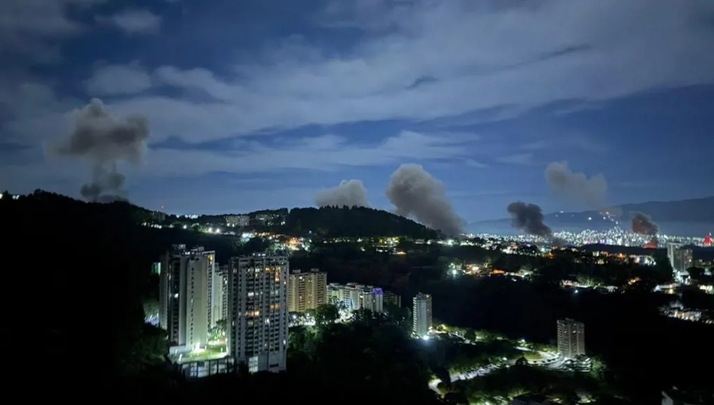 بالفيديو: غارات تستهدف كراكاس.. سي.بي.أس: ترامب أمر بشنّ غارات على مواقع داخل فنزويلا منها منشآت عسكرية