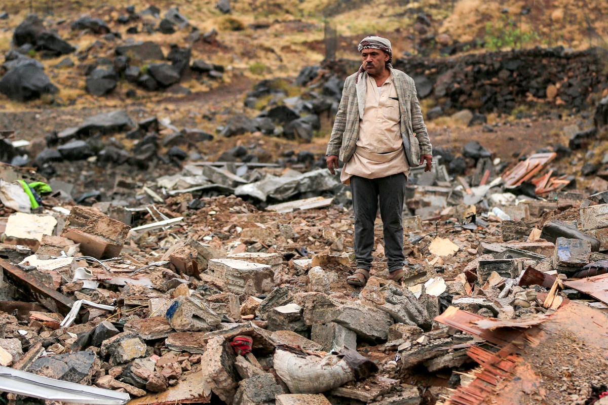 The coalition carries out a major military operation against Houthi targets in Yemen... What did it include?