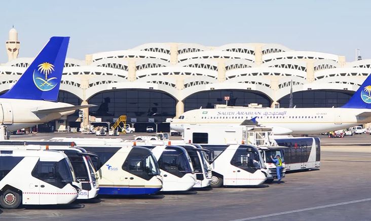 إجلاء المسافرين من مطار الرياض بعد استهدافه من الحوثيين