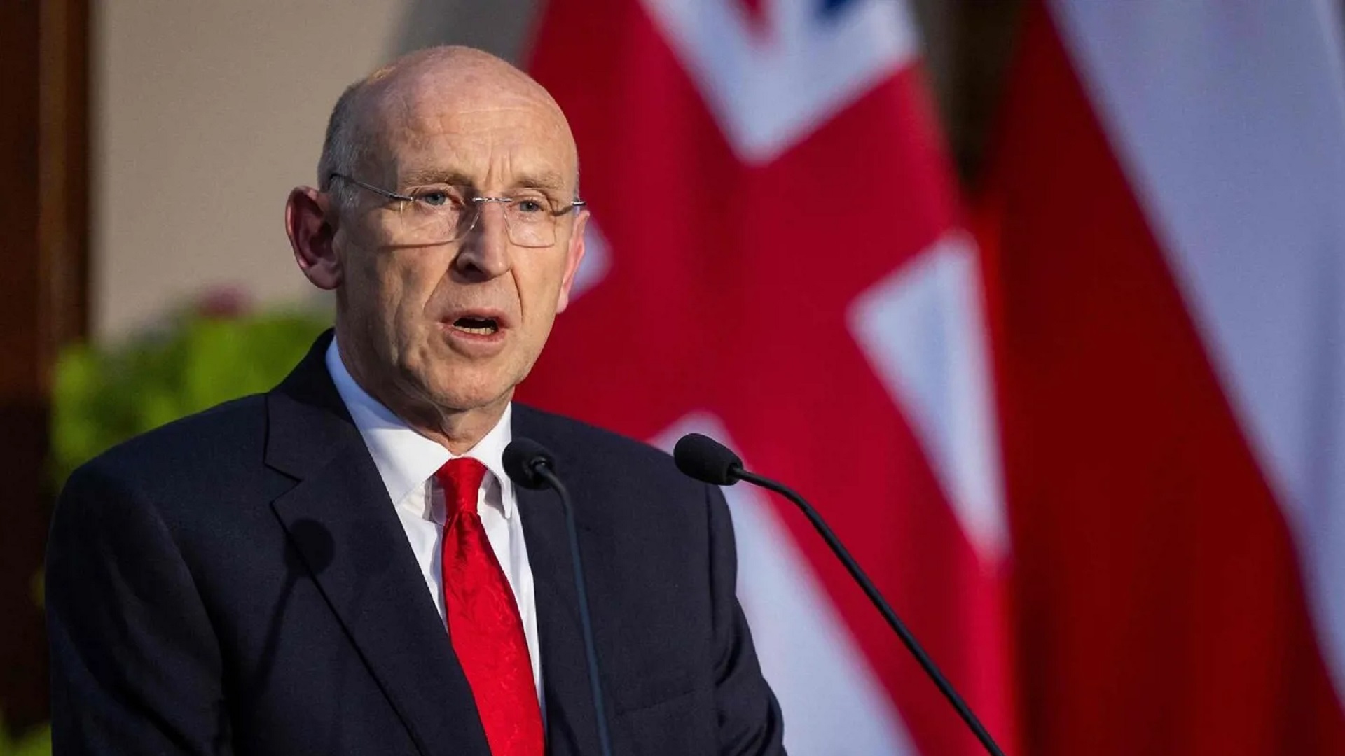 وزير الدفاع البريطاني جون هيلي (مواقع)