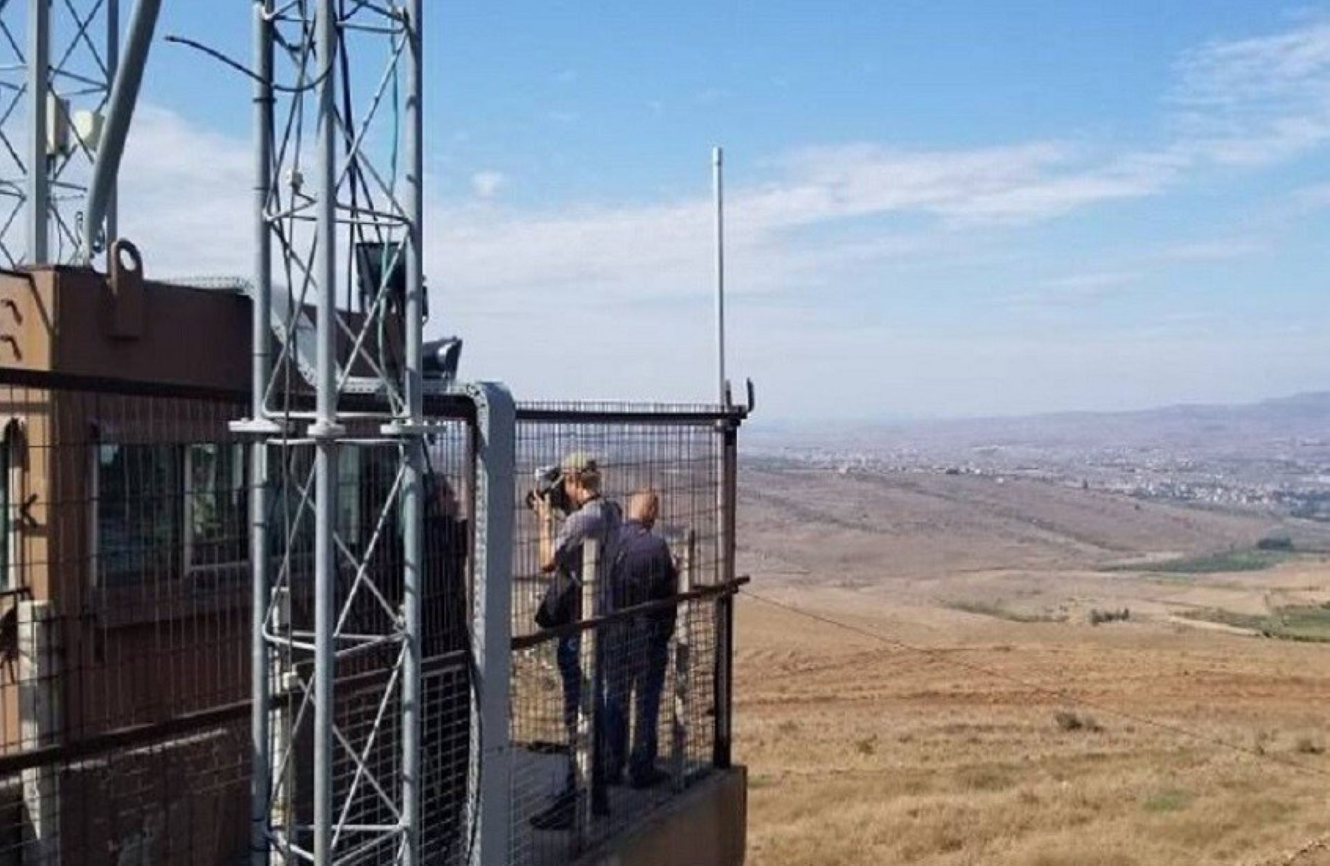 حزب الله يطلق قذائف باتجاه نقاط للجيش السوري ويعزز مواقعه على الحدود .. وسوريا: لن نتسـاهل مع أيّ اعتداء يستهدفنا
