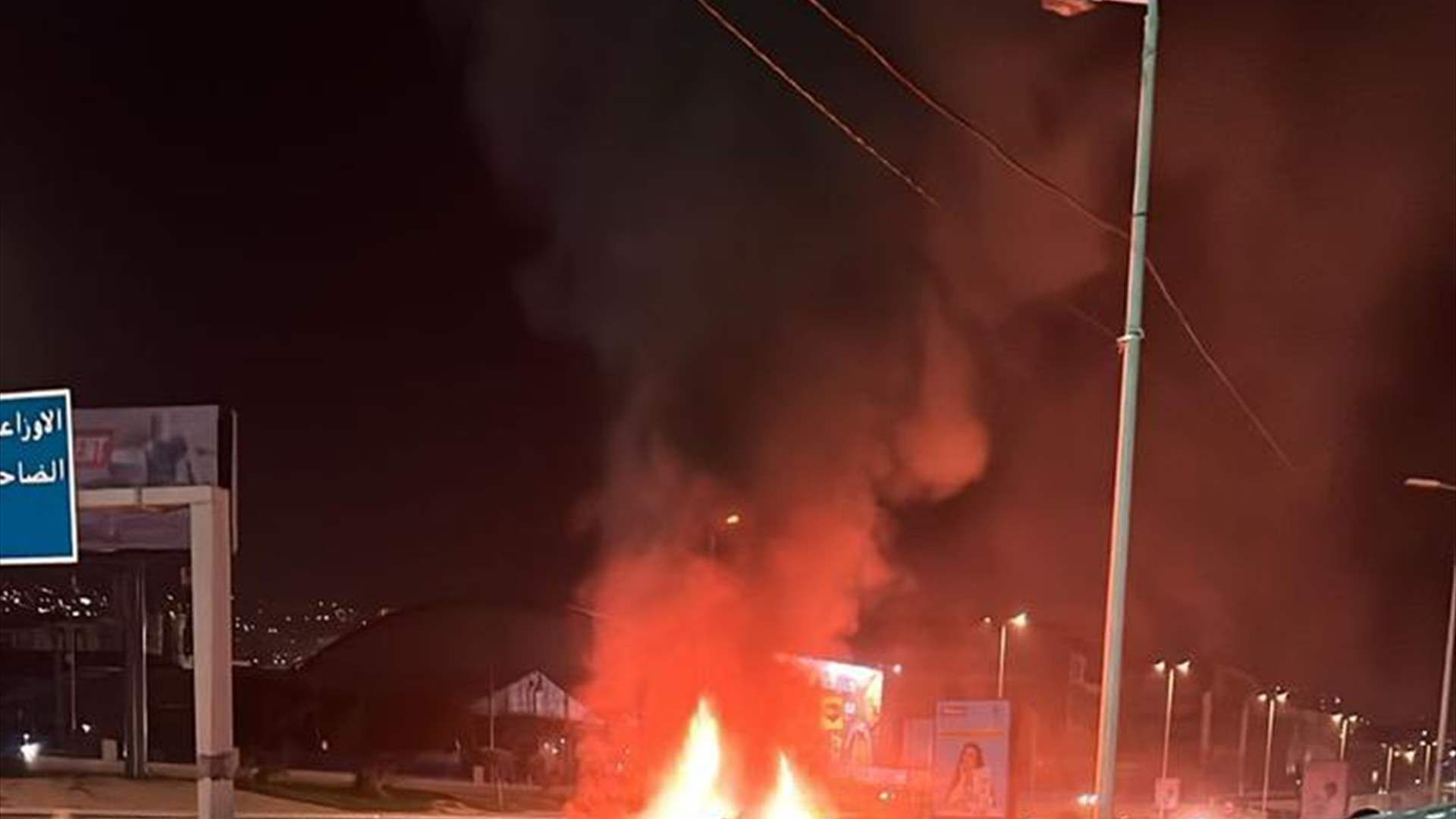 بالفيديو - للمرة الأولى منذ 7 أكتوبر.. اسرائيل تستهدف سيارتين على طريق المطار