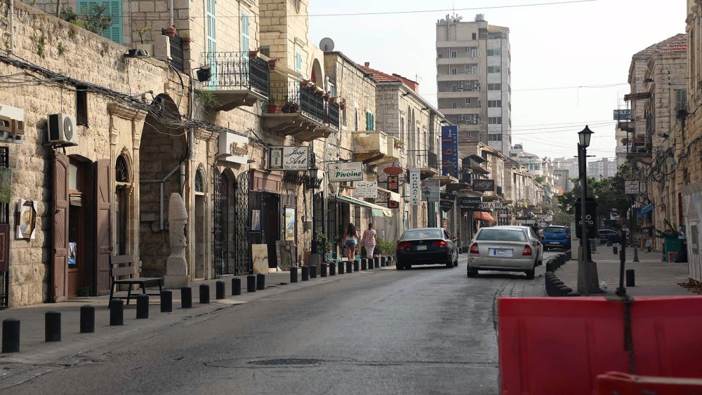 بالفيديو والصورة- هبوط خاطئ لمظلة هوائية على سطح مبنى في جونيه وإصابتان ...