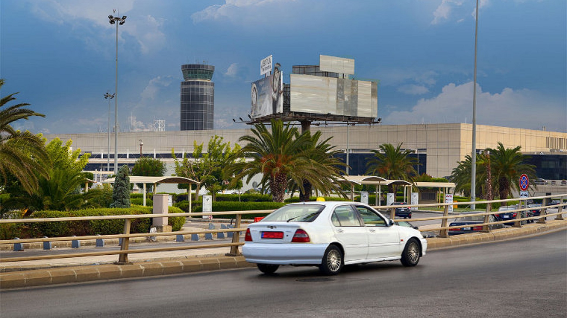 مسؤولون إسرائيليون: استجبنا لطلب أميركي بعدم قصف مطار بيروت