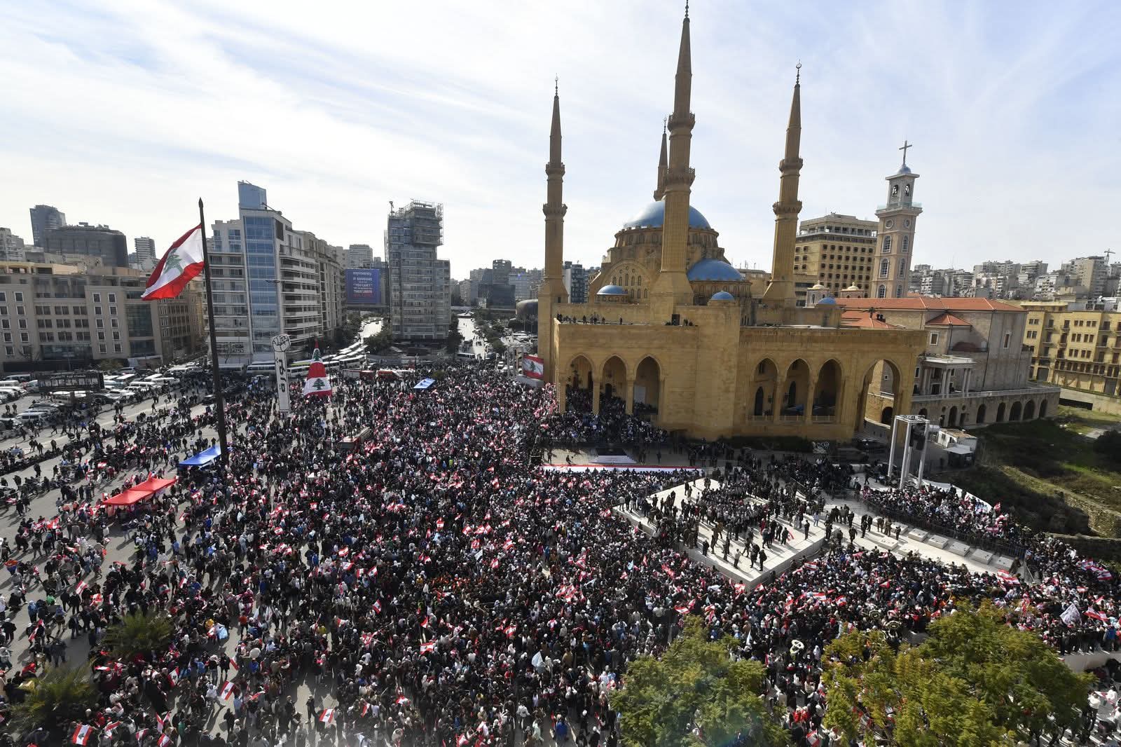 مناصرو تيار المستقبل في ساحة الشهداء في الذكرى الـ21 لاستشهاد الحريري