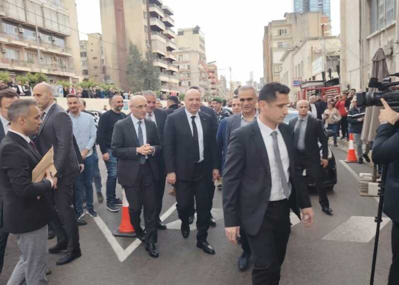 بالفيديو- الرئيس عون فجأة في النافعة ثم في المرفأ: من يغطّي الفساد هو شريك فيه..."أي غلط بتبلّغونا" | الكتائب