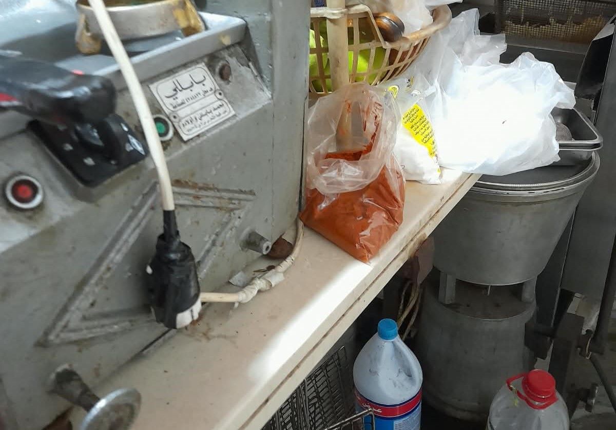 In Pictures: Restaurant in al-Kharayeb shut down for violating health and food safety standards