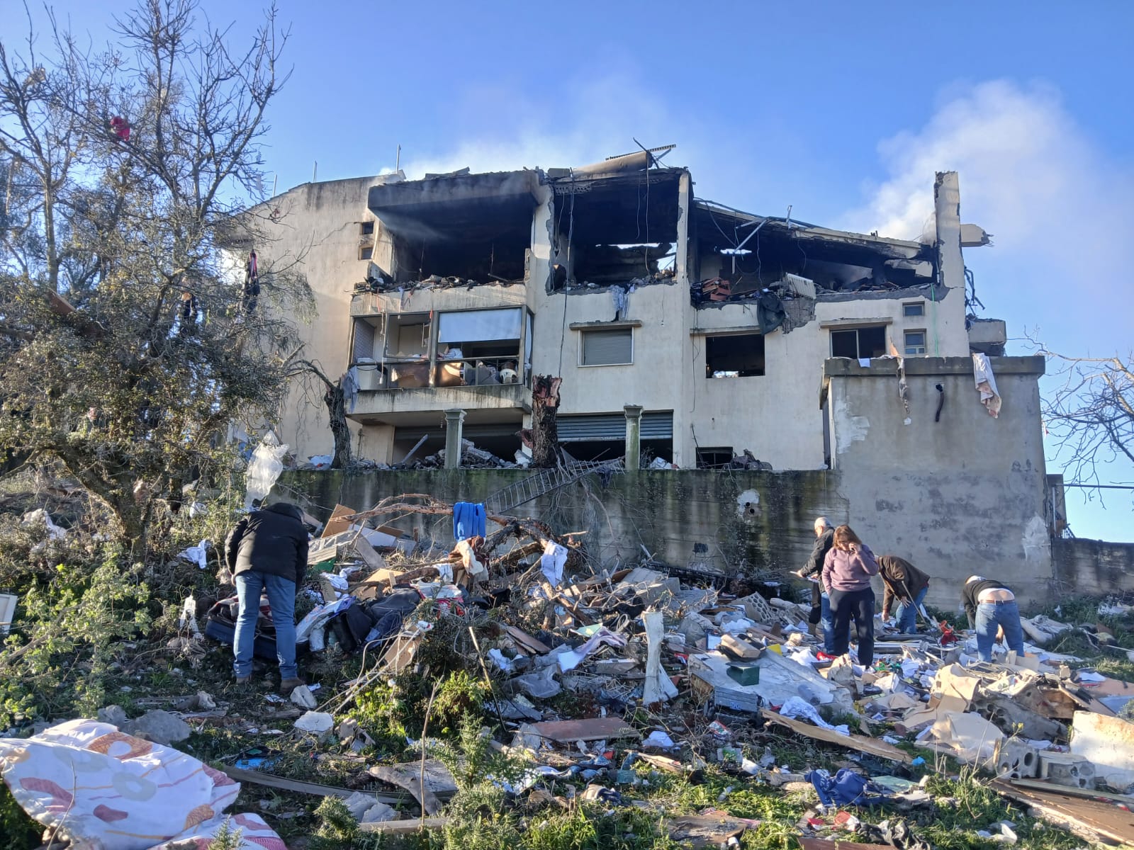 استهداف منزل في عين ابل ونجاة اصحابه... إنذارات بالجملة والقصف مستمر جنوبًا