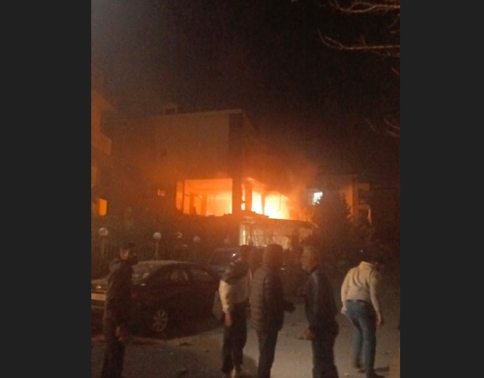 بالصورة - غارتان استهدفتا شقتين في عرمون