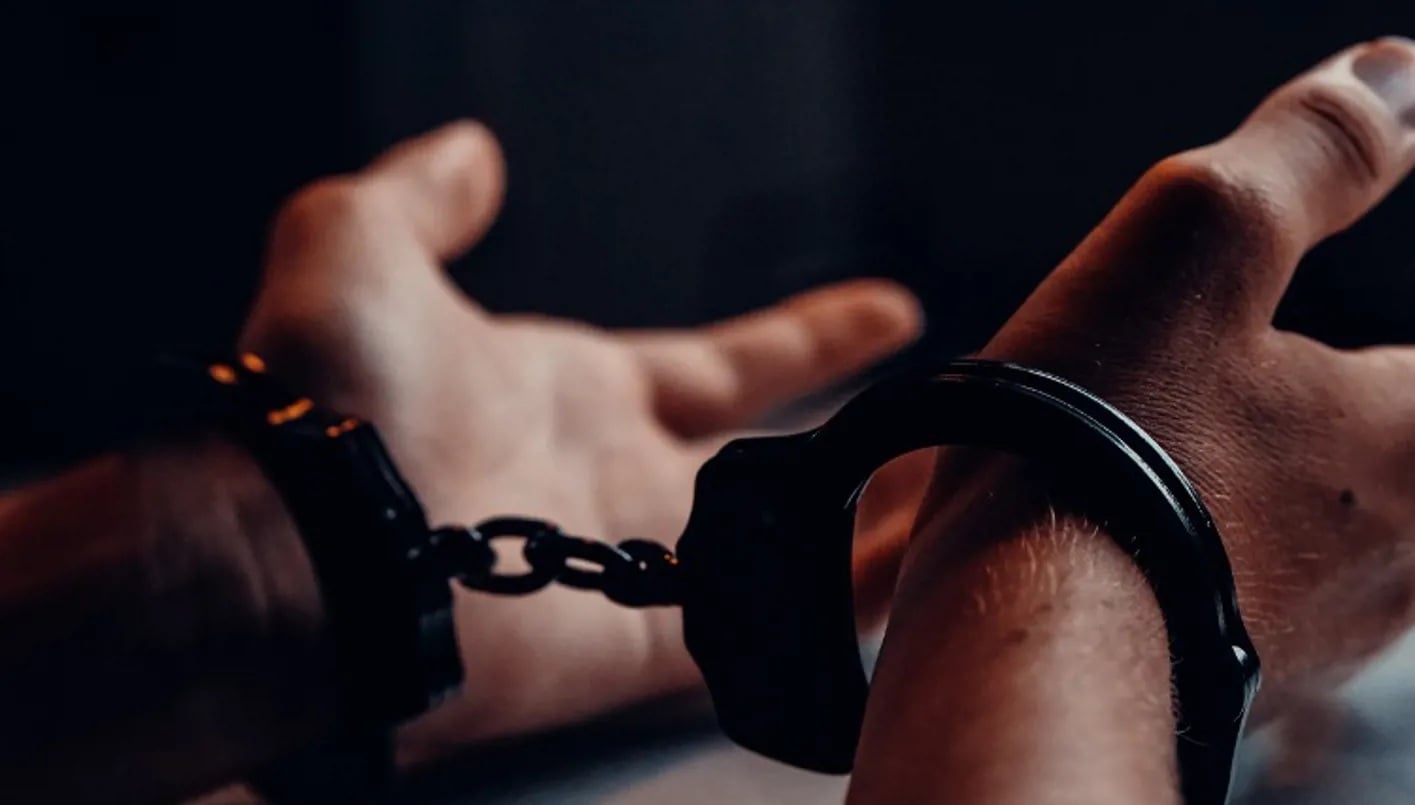 بالصور والفيديو- شبكة خطيرة بوجهٍ هادئ تُدار من الخارج...هكذا سقطت!
