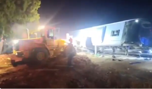 بالفيديو- قتلى وجرحى بانقلاب باص يقلّ معتمرين من صيدا وبيروت على طريق درعا... ولبنانيّون يوجّهون نداءً عاجلاً