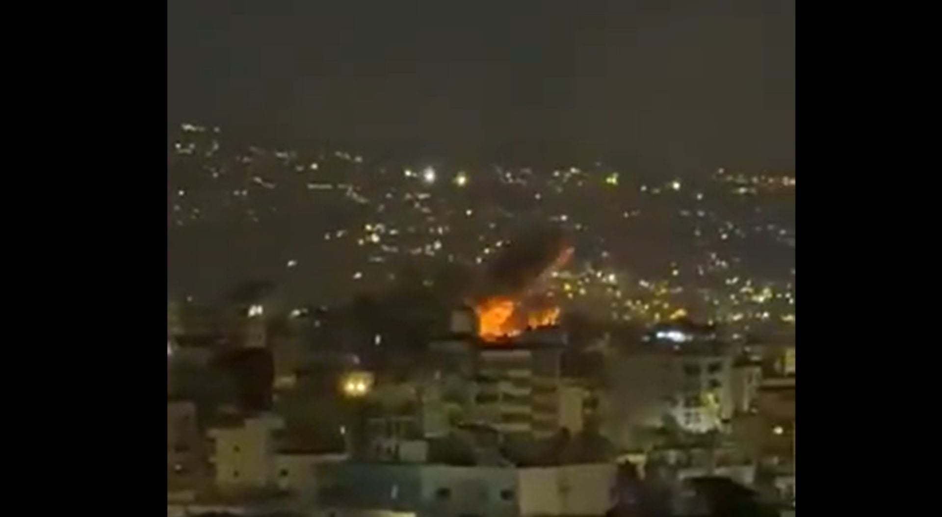 بالفيديو -  استهداف مبنى قناة المنار ومقرات ومستودعات أسلحة تابعة للحزب