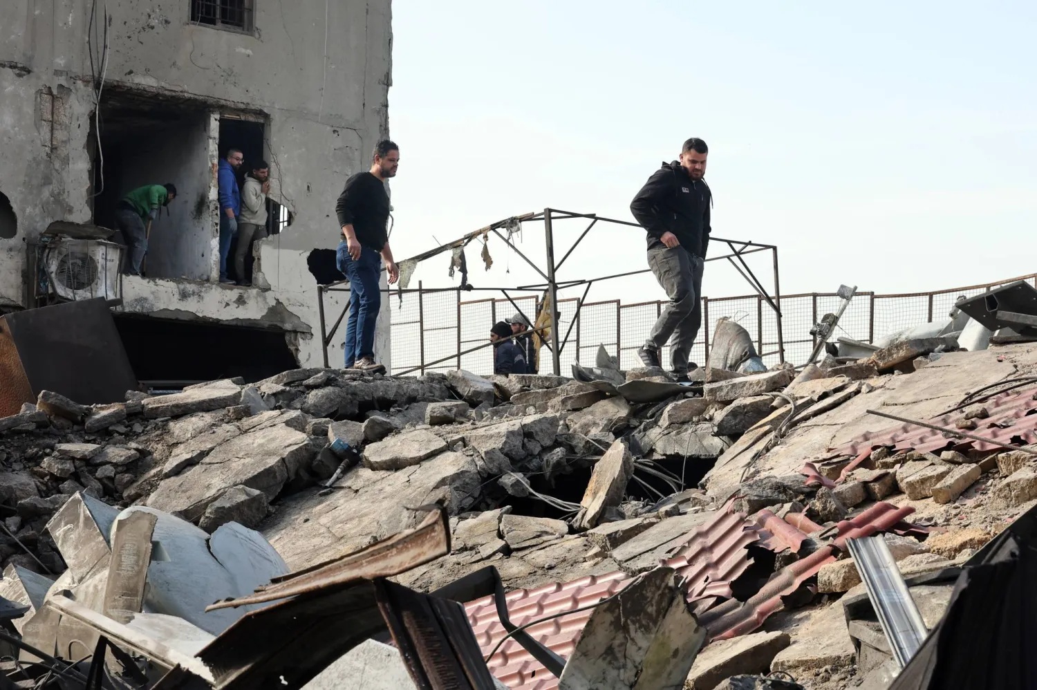 تصعيد إسرائيلي يضع "حزب الله" تحت النار...الحلو: الضاحية واردة والحرب مستبعدة