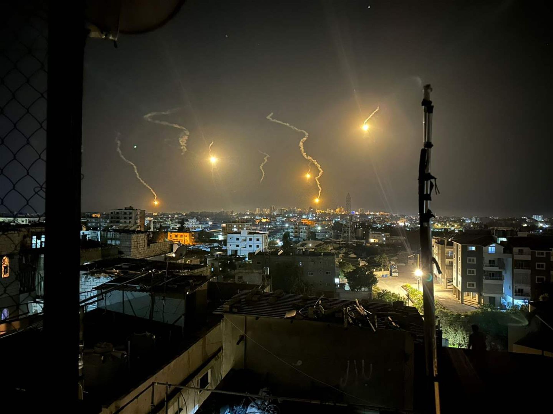 بالفيديو – التصعيد العسكري يتواصل في الجنوب و قنابل مضيئة لأول مرة فوق صور