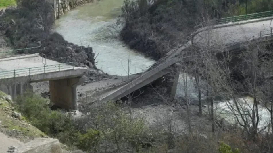 بالفيديو- استهداف العبارة الاحتياطية التي تمر فوق الليطاني في برج رحال وجسر الكينيات في القاسمية... الجيش الإسرائيلي: الحزب وسّع دائرة هجماته فوسّعنا ردّنا وبنك أهدافنا