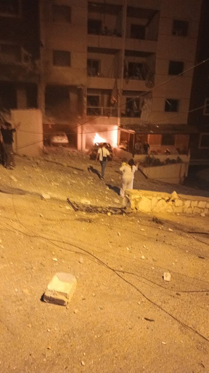 بالفيديو: غارة على مبنى في النبطية وسقوط إصابات... وسائل إعلام إسرائيلية: عملية اغتيال نوعية