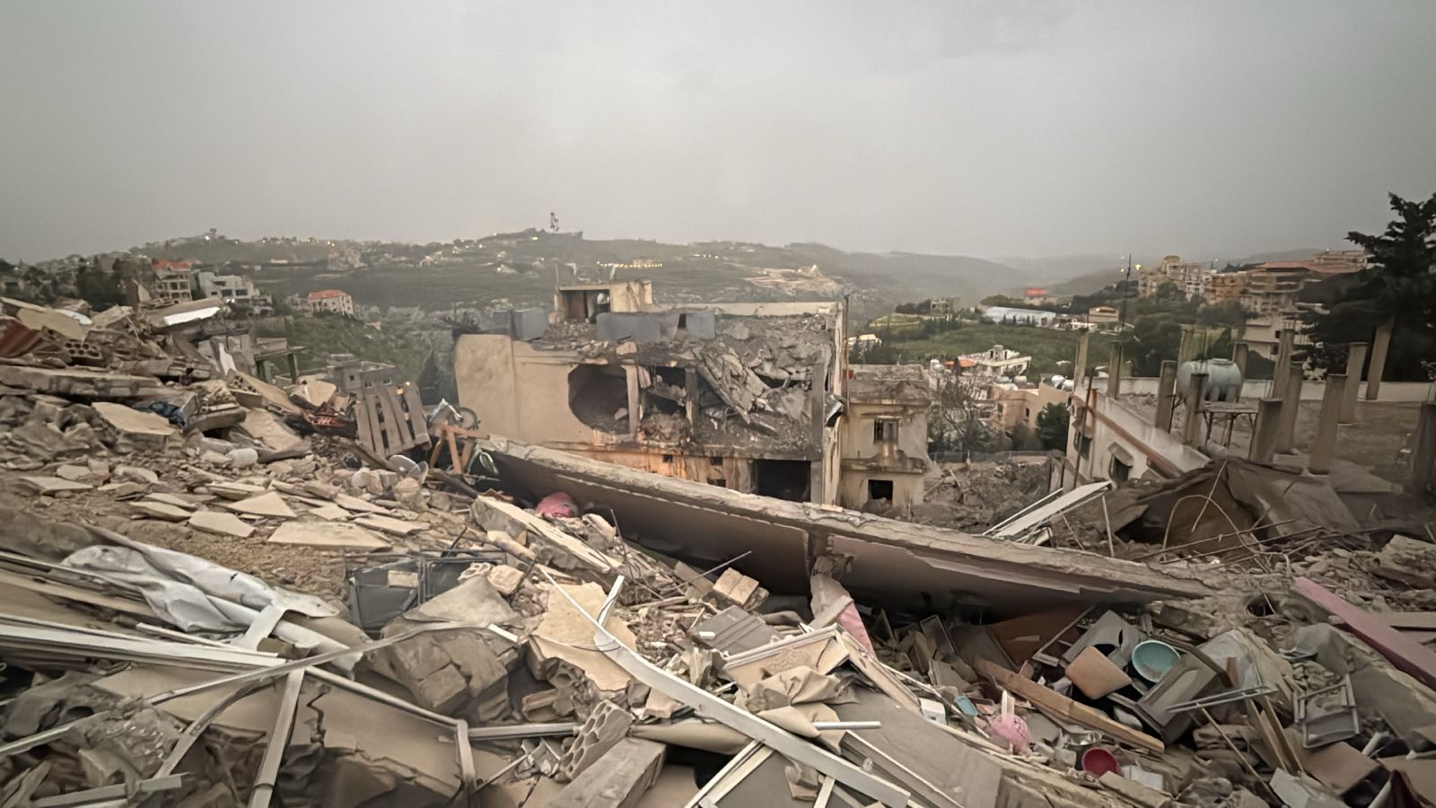 قصف وتفجير ونسف للمنازل في القرى الحدودية... وأدرعي ينذر سكان الضاحية