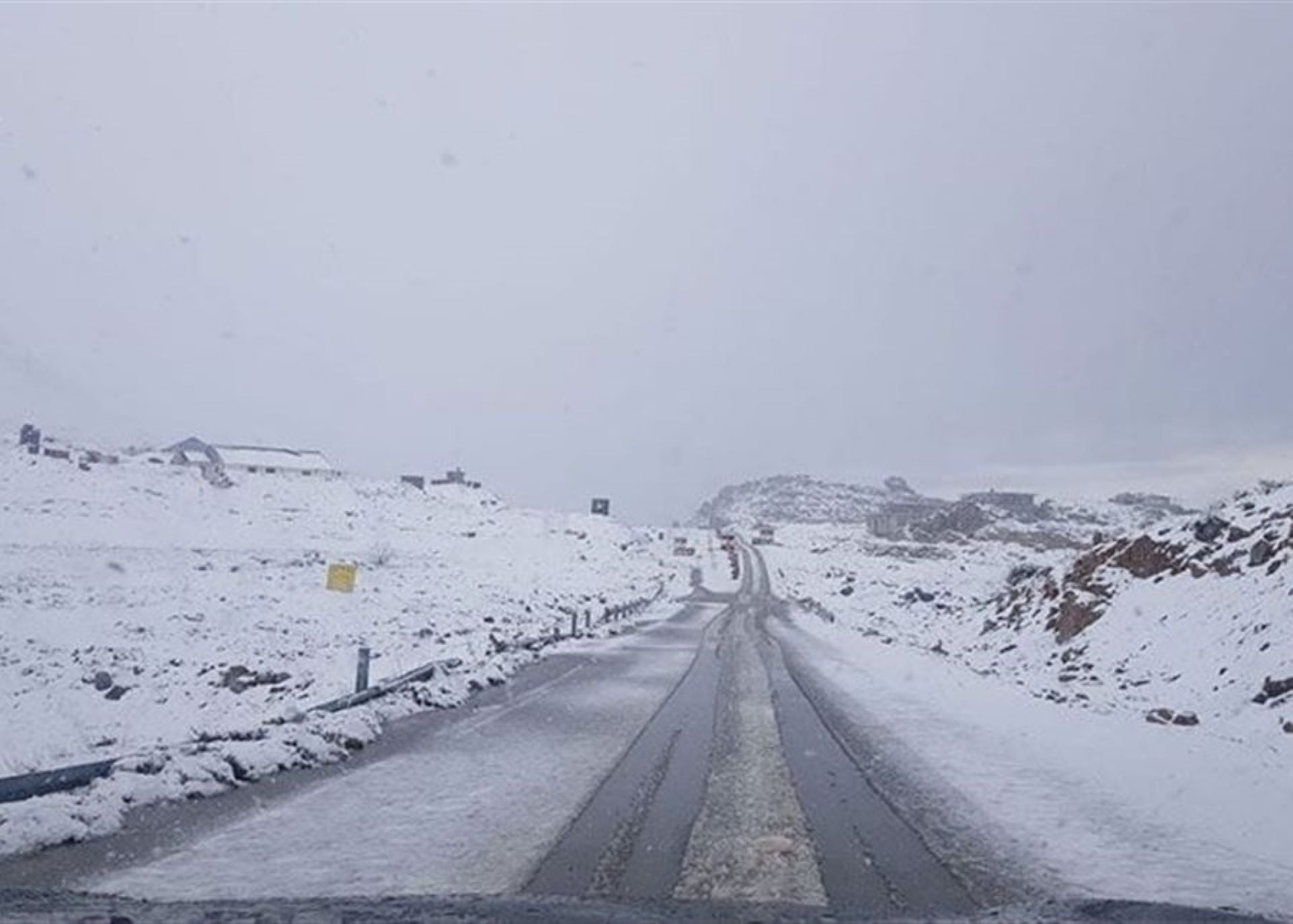 الثلوج تغطي أعالي جبل عكار... والاشغال تواصل جهودها لمواجهة تداعيات العاصفة الثلجية