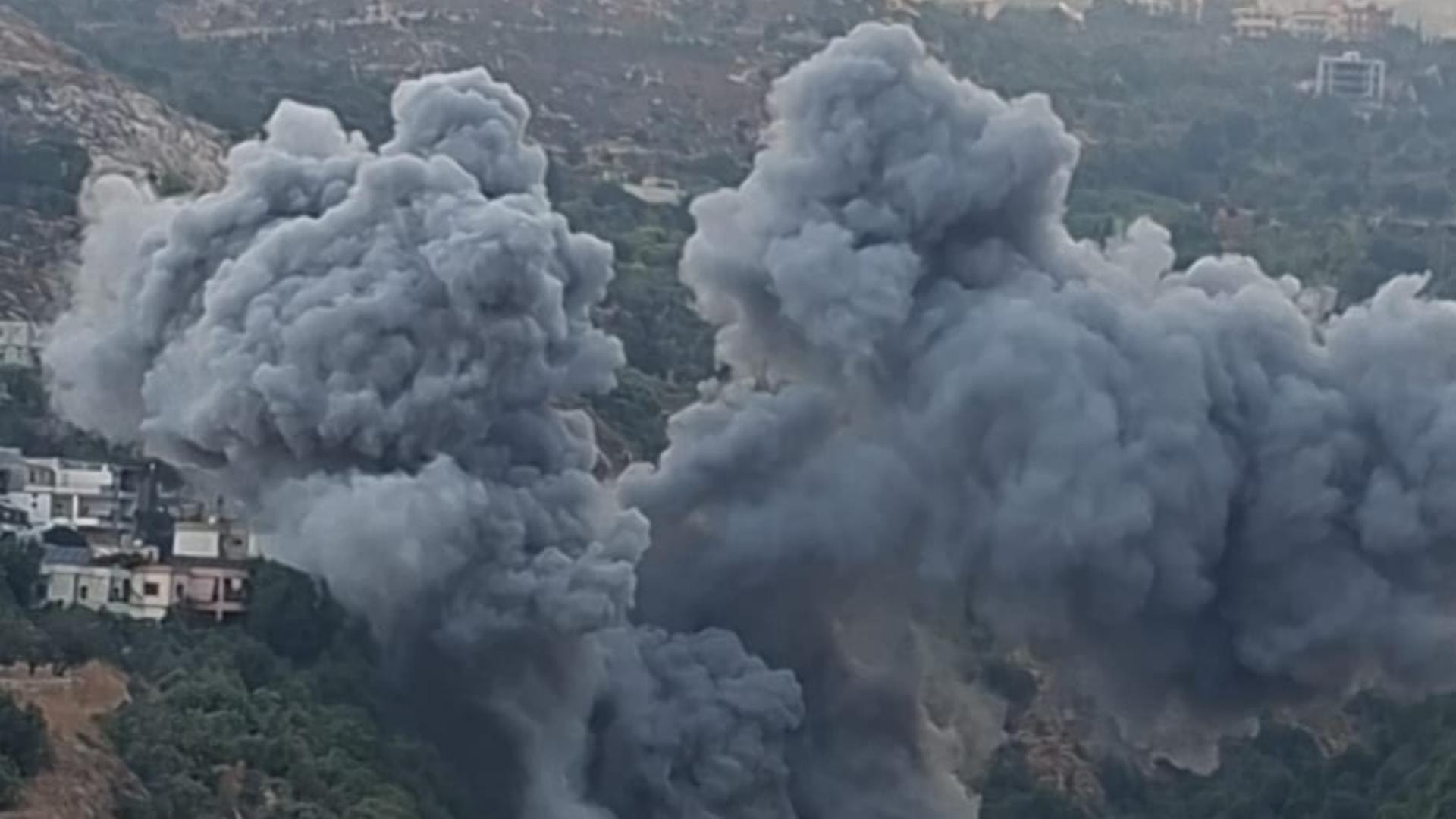 بالفيديو وبعد إنذار بالإخلاء.. غارة إسرائيلية تستهدف المبنى المهدد في عربصاليم