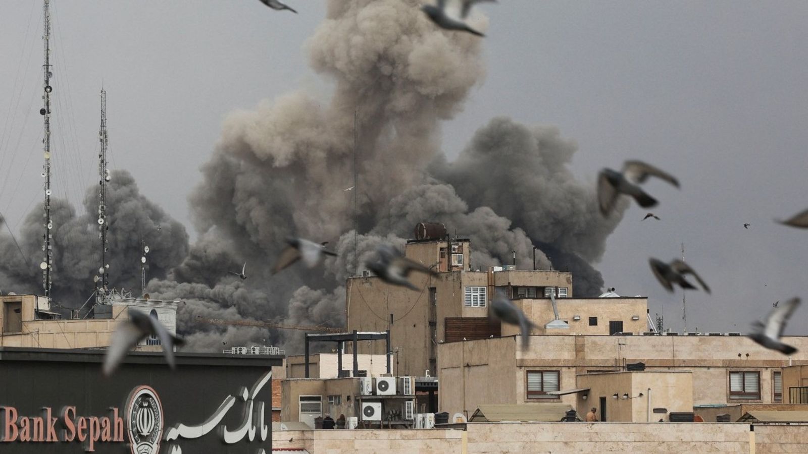 بالفيديو- طريق المطار تحت النار...3 شهداء للجيش اللبناني والتوغل البري تابع!