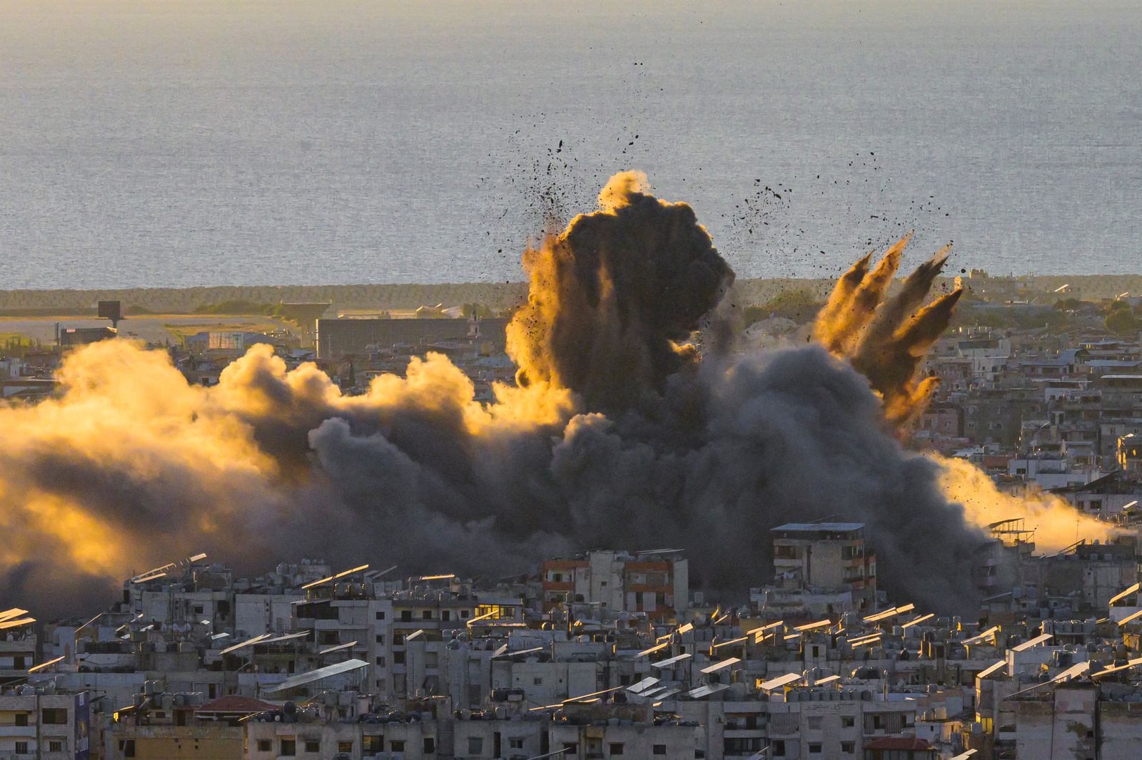 بنت جبيل محاصرة...والغارات متواصلة