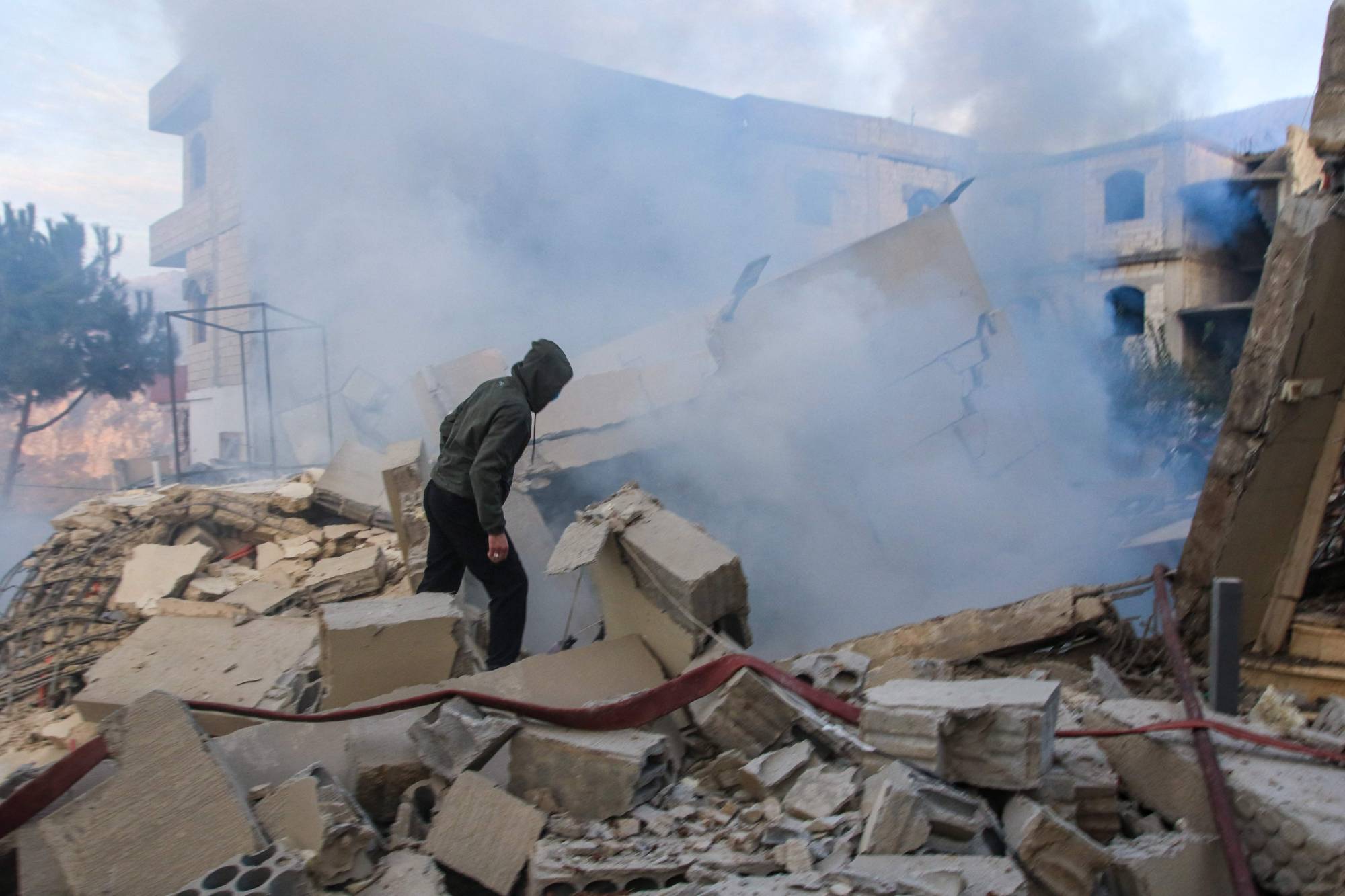 بالفيديو- بعد عزل شمال الليطاني عن جنوبه...غارة إسرائيلية تخرج كهرباء بنت جبيل عن الخدمة