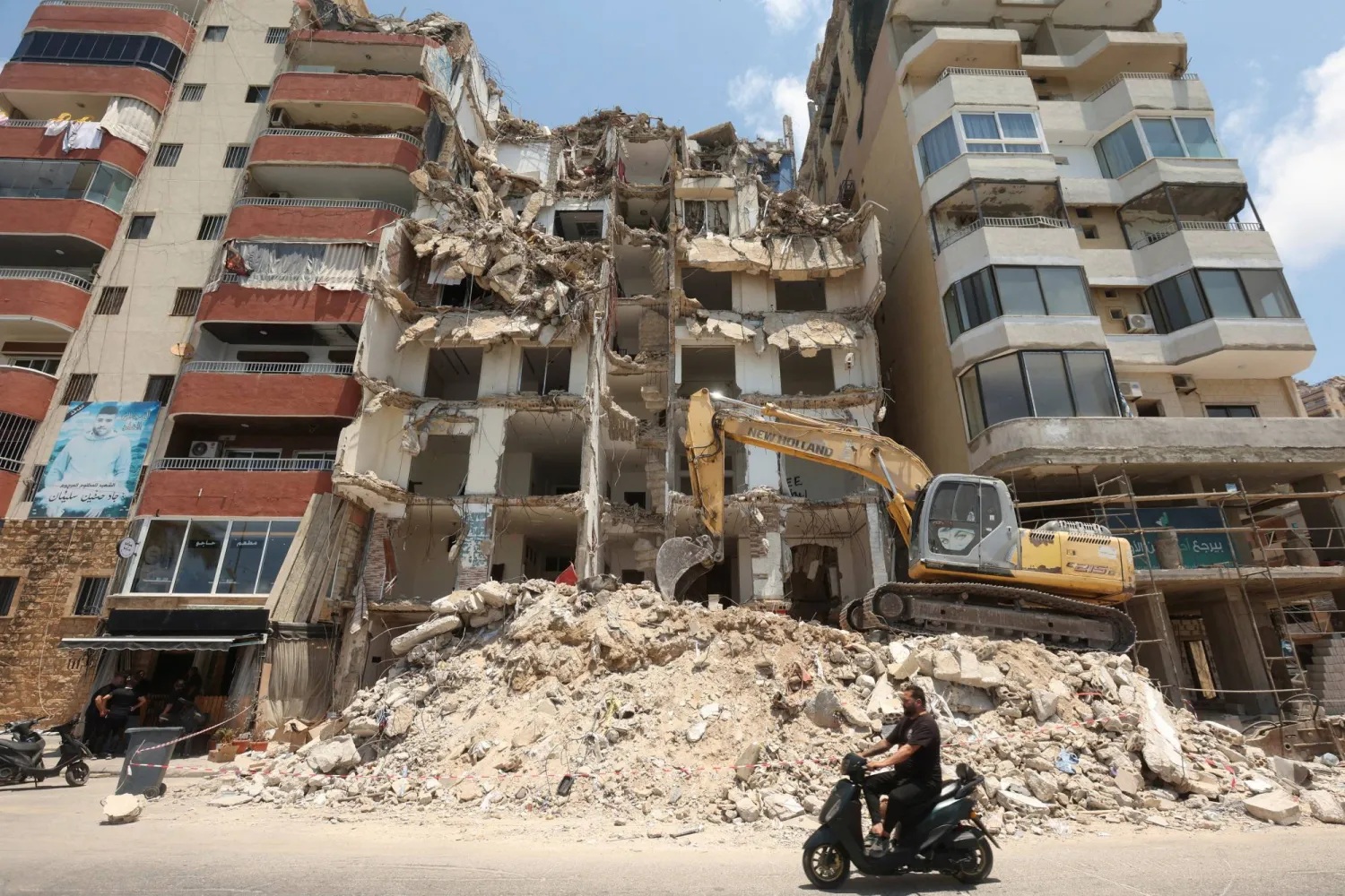 بالفيديو والصور- في يوم المفاوضات...غارات مستمرة