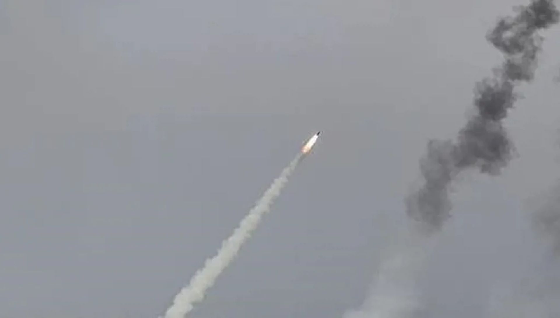 الحزب مستمر بتوريط لبنان... أكبر هجوم نحو إسرائيل وتل أبيب تتوعّد بردٍّ قاسٍ