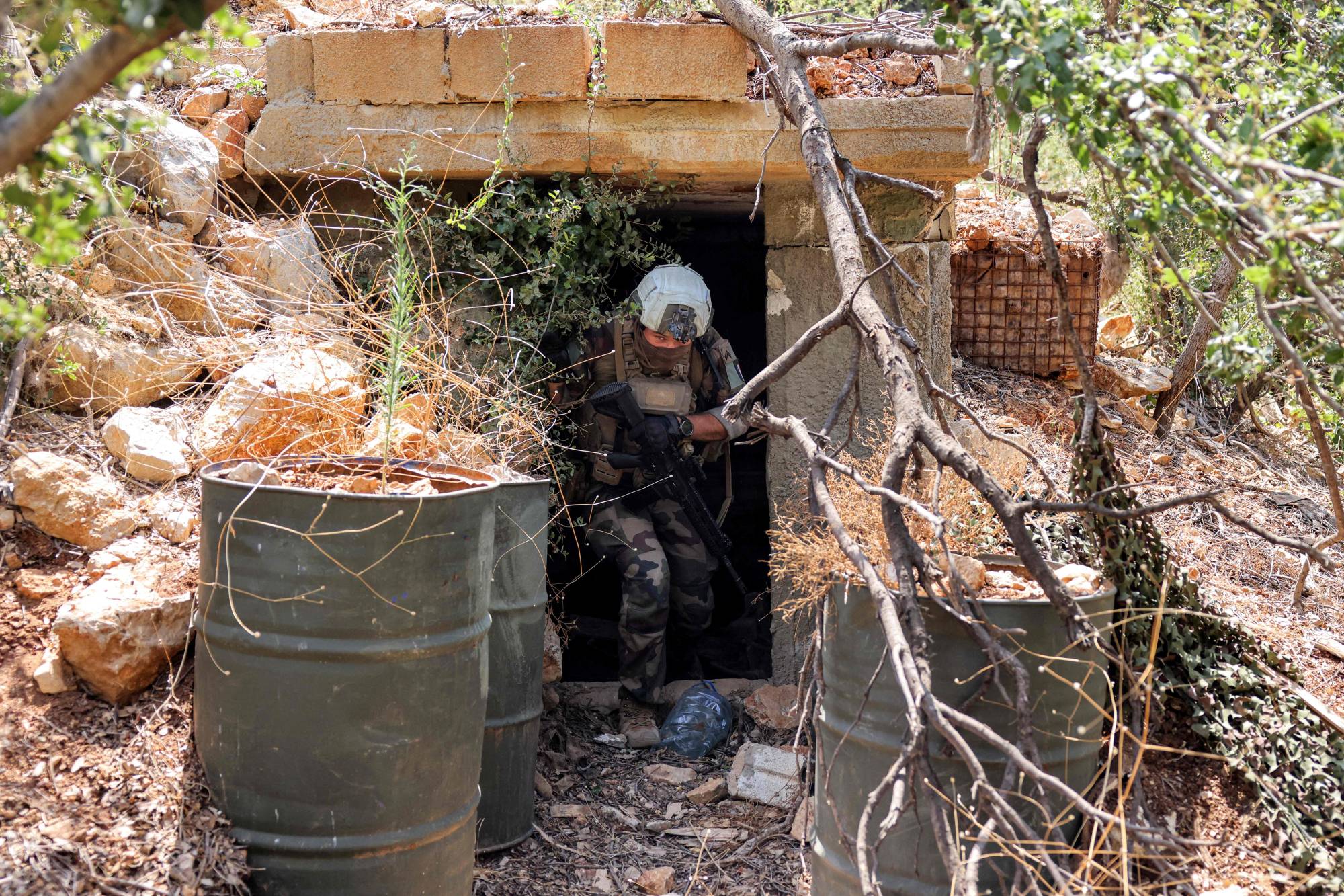 "حزب الله" يَحشر لبنان "بين النهرين": طويلة ع رقبتكم تجريدنا من السلاح