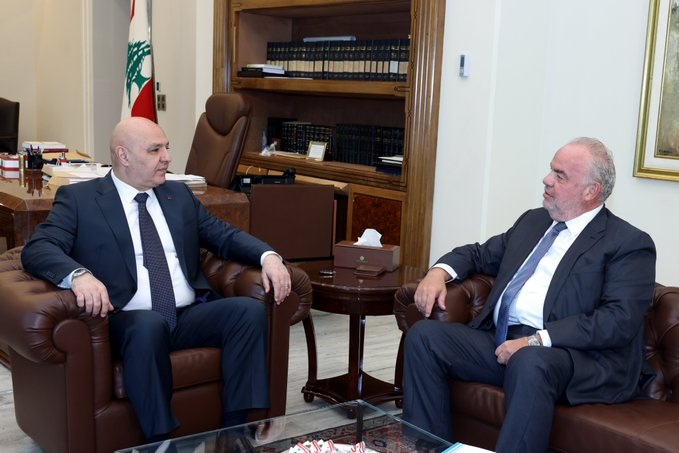 عون تسلّم تقرير اللجنة الوطنية للقانون الدولي الإنساني واستقبل الحاج: لتحسين جودة خدمات الاتصالات وتوسيع التغطية