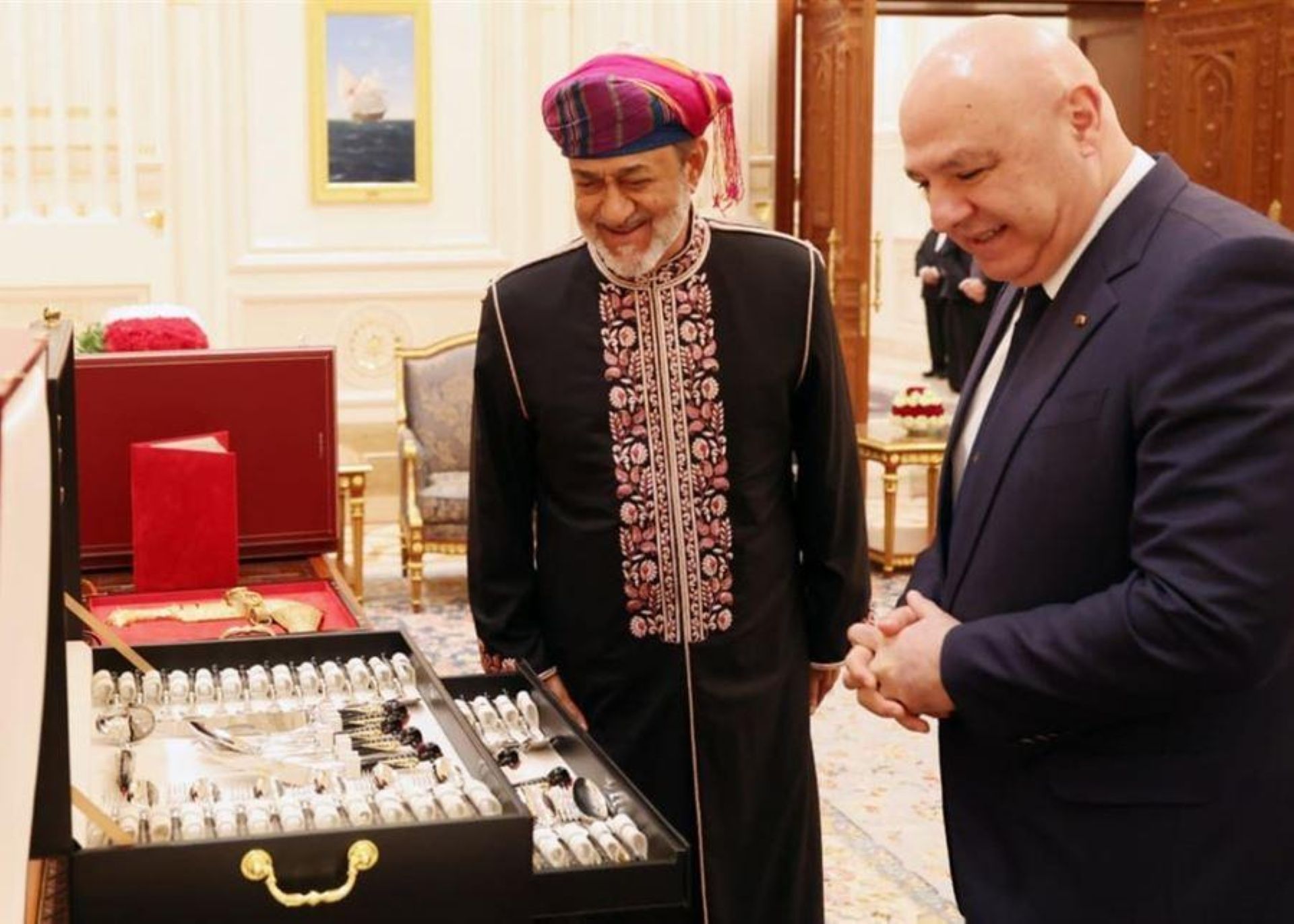 مأدبة عشاء على شرف الرئيس عون في سلطنة عمان.. وتبادل للأوسمة