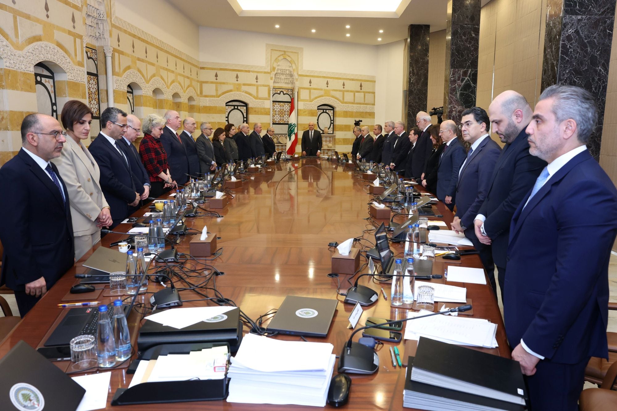 شرعية سلاح الحزب تسقط أمام النصوص المثبتة...لماذا يبقى وزراؤه في الحكومة؟