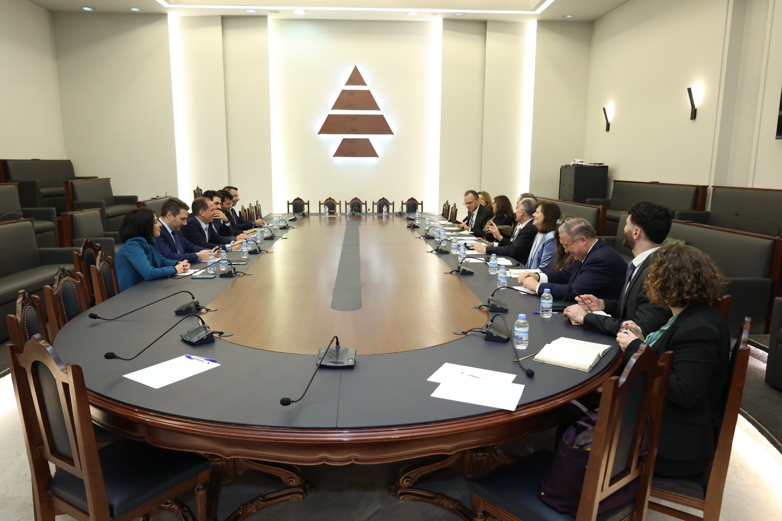 رئيس الكتائب يستقبل مجموعة العمل الأميركية لأجل لبنان برئاسة السفير إدوارد غبريال: دعوة لتعزيز سيادة الدولة وتمكين الجيش