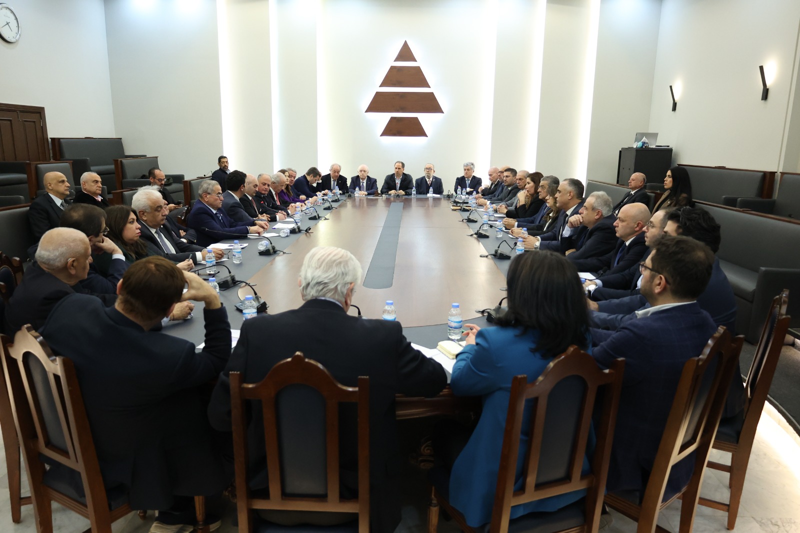 الكتائب: دعوة المجلس الأعلى للدفاع للانعقاد وجلسة نيابية لمناقشة تورّط لبنان في الحرب