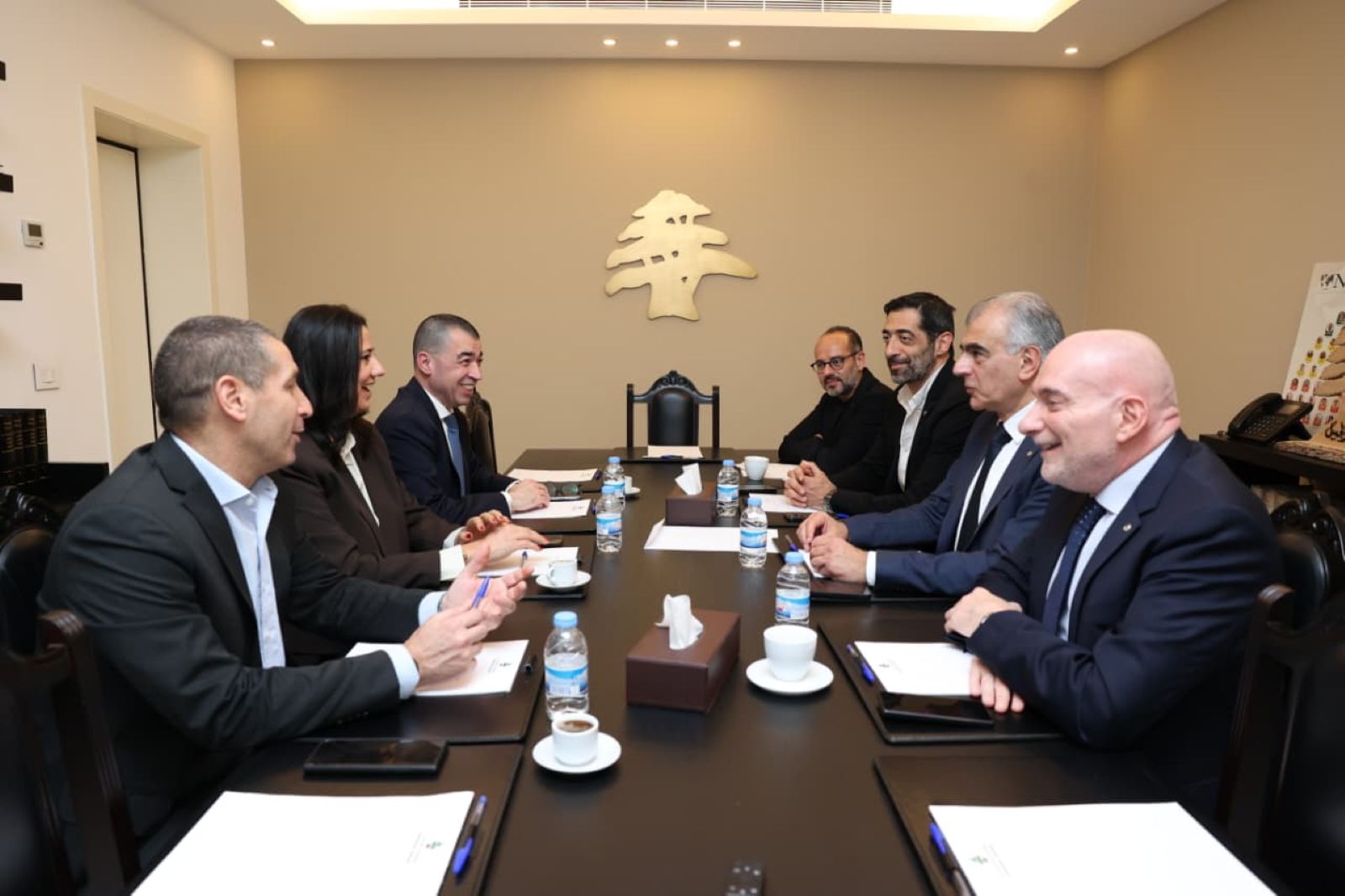 وفد من التيار في بيت الكتائب المركزي عارضا ورقة "مقترح حماية لبنان"