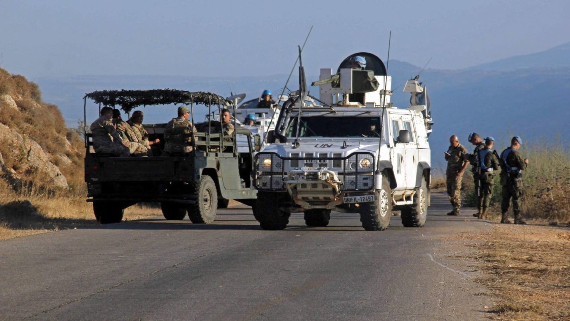 بالفيديو والصورة - بطلب من الميكانيزم.. الجيش اللبناني واليونيفيل يفتشان أحد المنازل في بيت ياحون