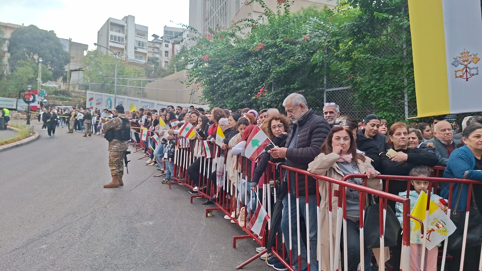 بالفيديو: المواطنون يتوافدون إلى جلّ الديب وبقنايا بانتظار البابا لاوون في محطته الأولى لليوم الثالث من زيارته للبنان