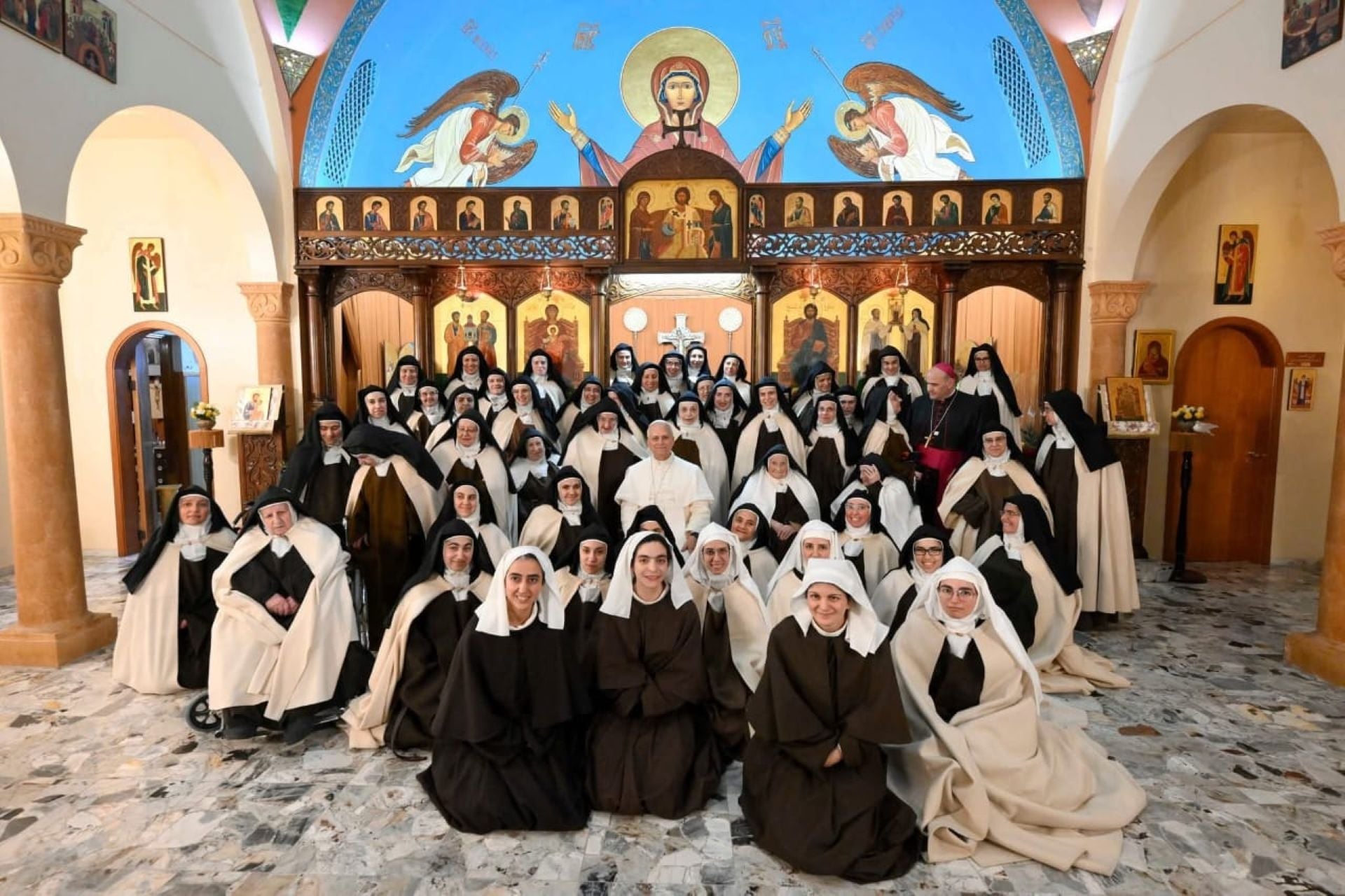 بالصور - البابا لاوون بزيارة مفاجئة لدير الراهبات الكرمليات المحصنات في حريصا