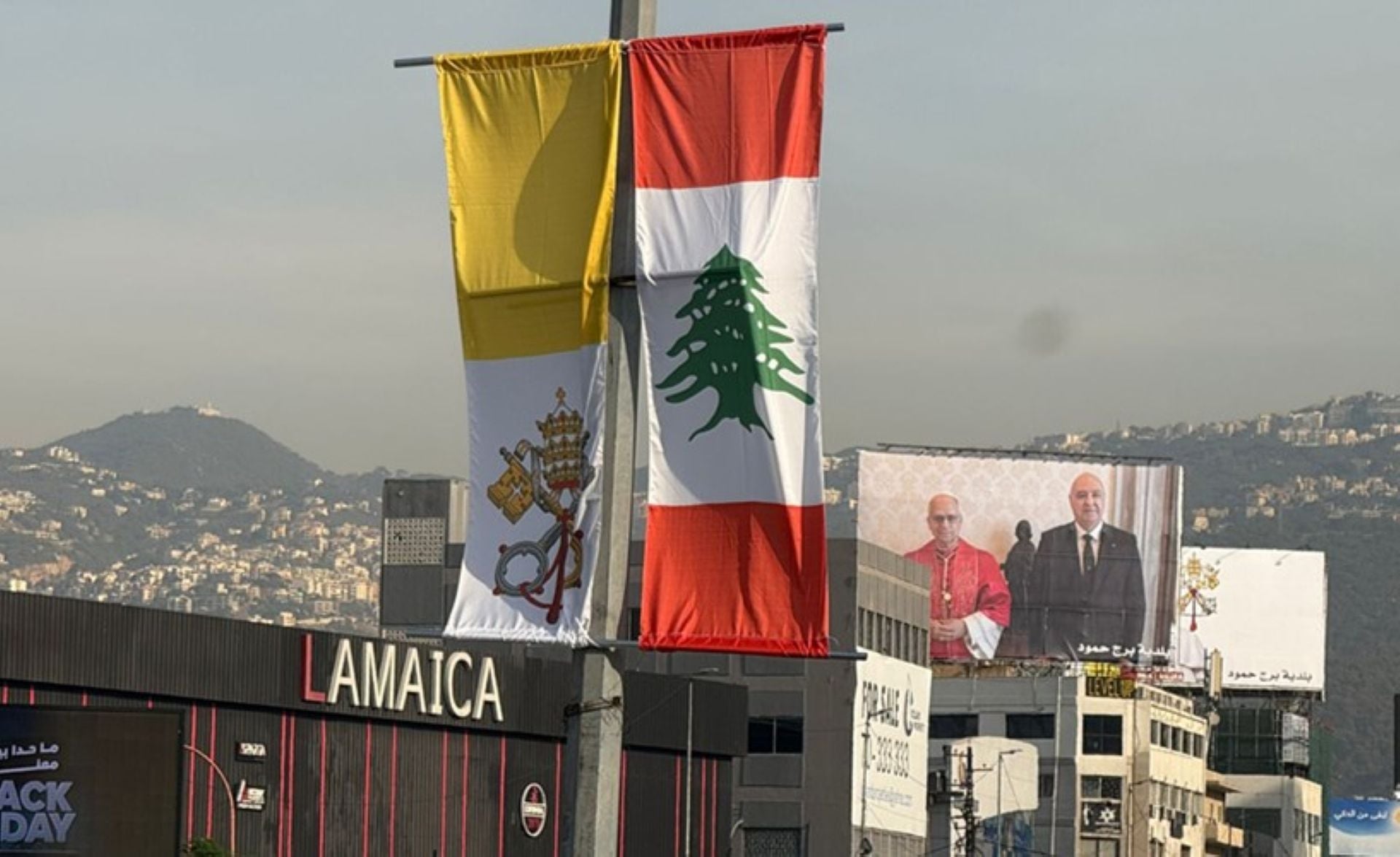 بالفيديو: اكتمال تحضيرات استقبال البابا لاوون في المطار وقصر بعبدا