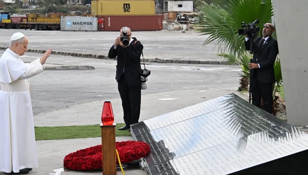 بالفيديو والصور: الحبر الأعظم يزور مرفأ بيروت...  صلاة صامتة ولقاء مع أهالي الضحايا