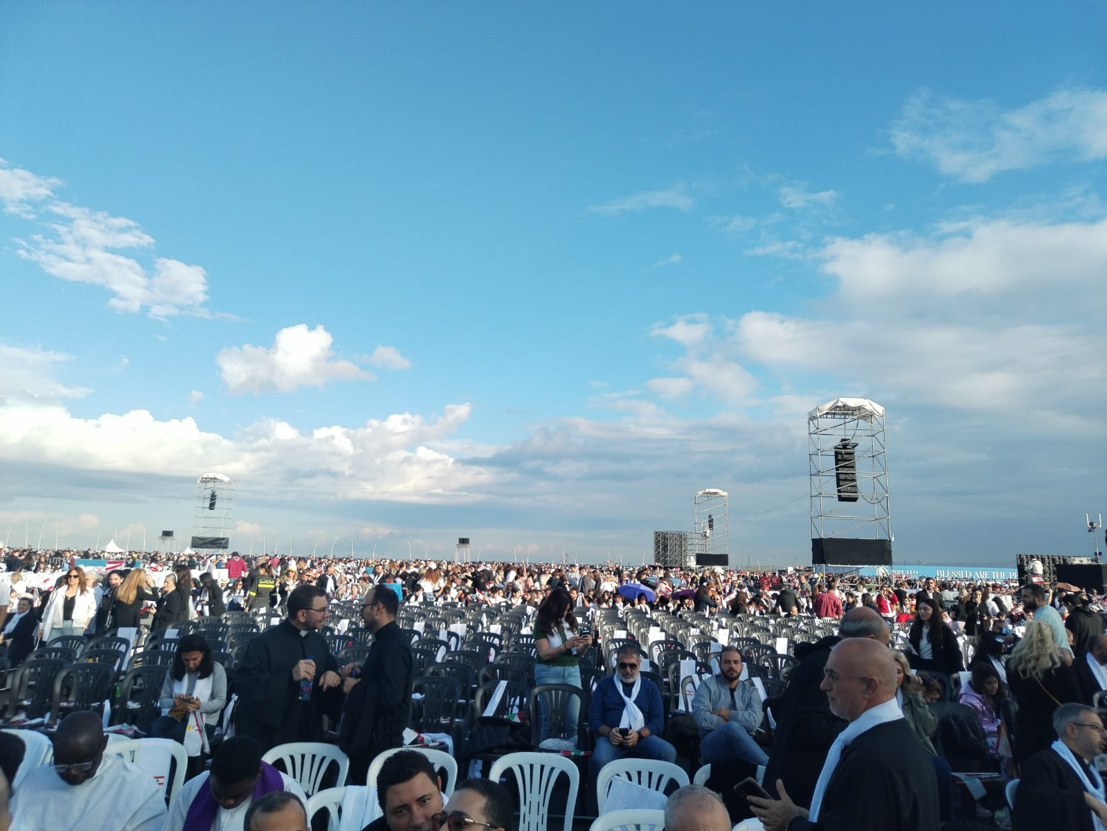 بالفيديو: المؤمنون يتقاطرون الى واجهة بيروت البحرية للمشاركة في القداس الالهي