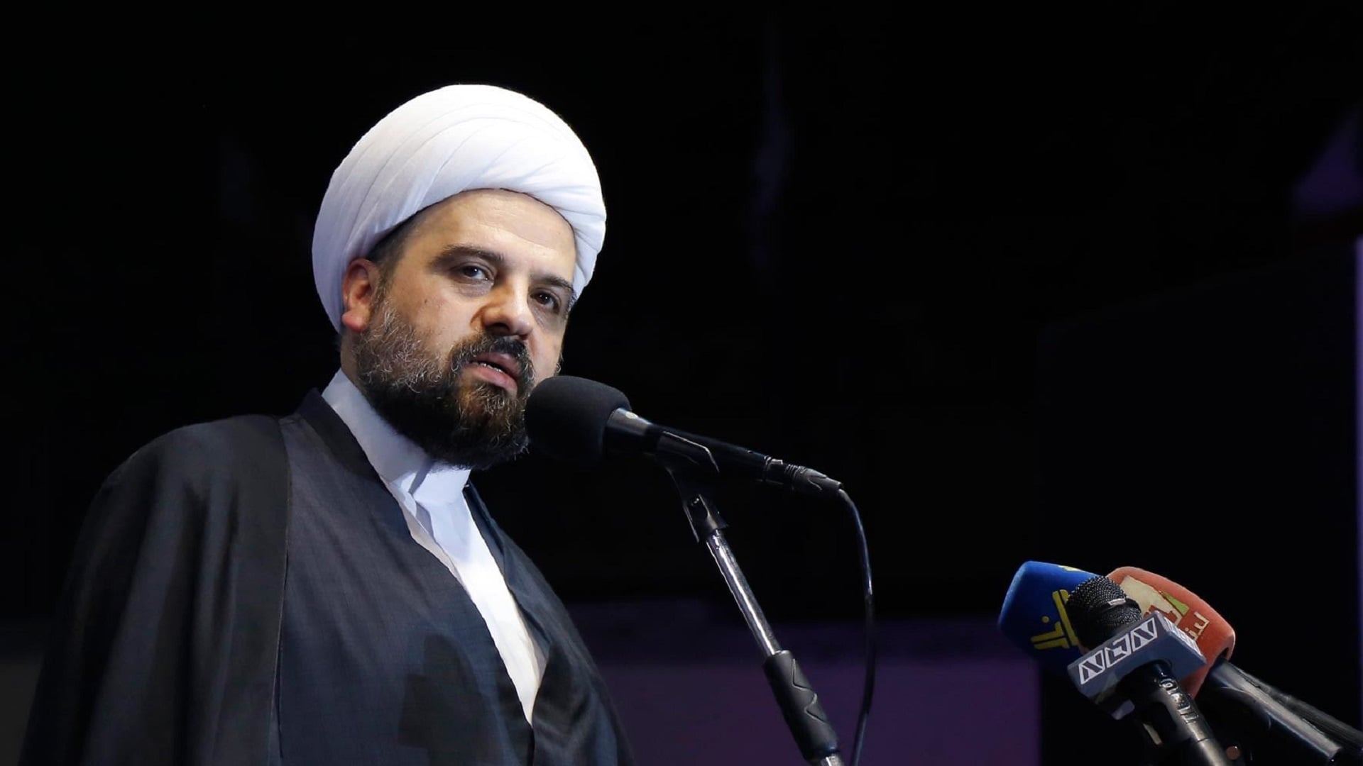 الدولة تدفع رواتب رجال دين ومنابرهم تهاجمها... أين المساءلة؟
